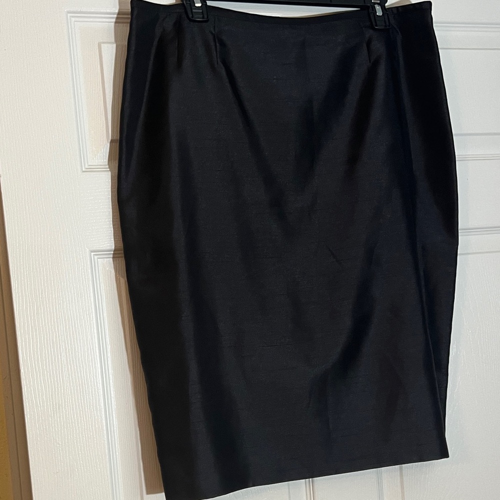 Le Suit Classic Black Pencil Skirt